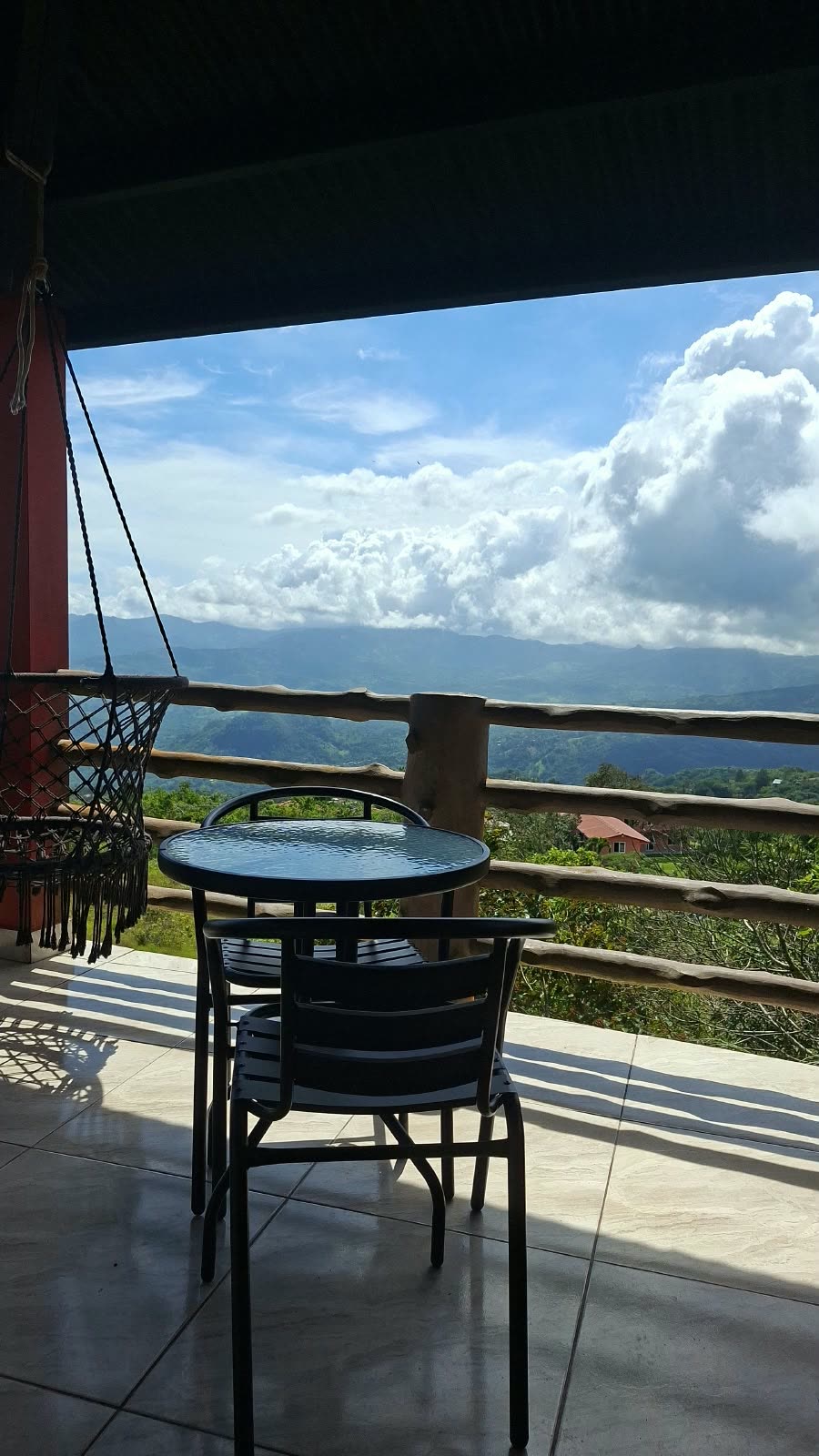 Terraza con hamaca frente al valle y las nubes