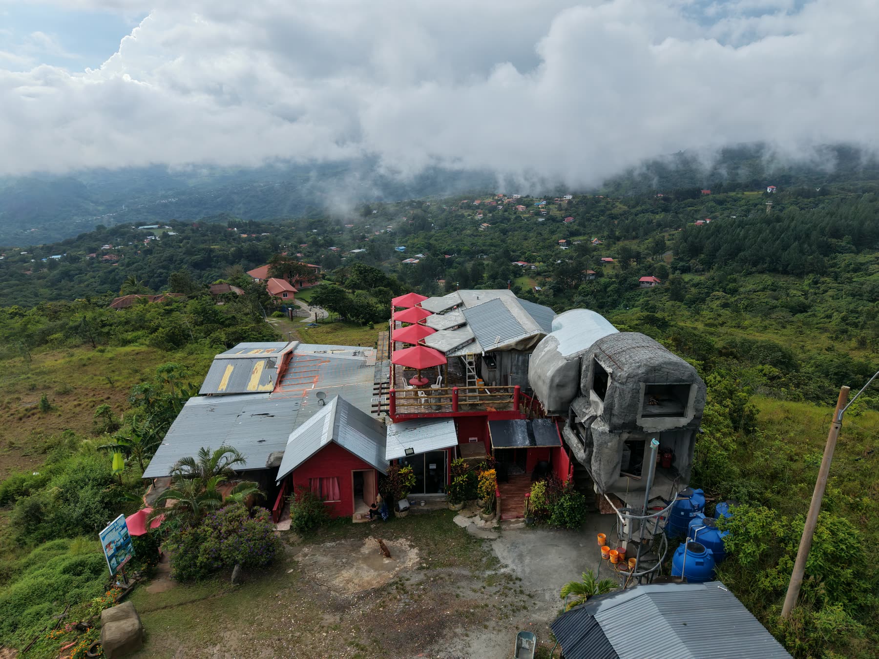 El hostal desde el aire, entre la montaña y la neblina