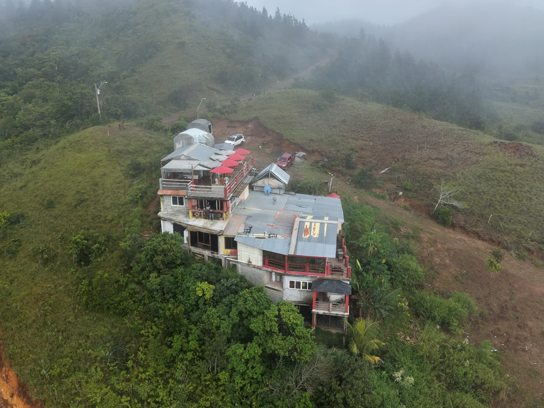 El hostal en la loma, entre la montaña y la neblina