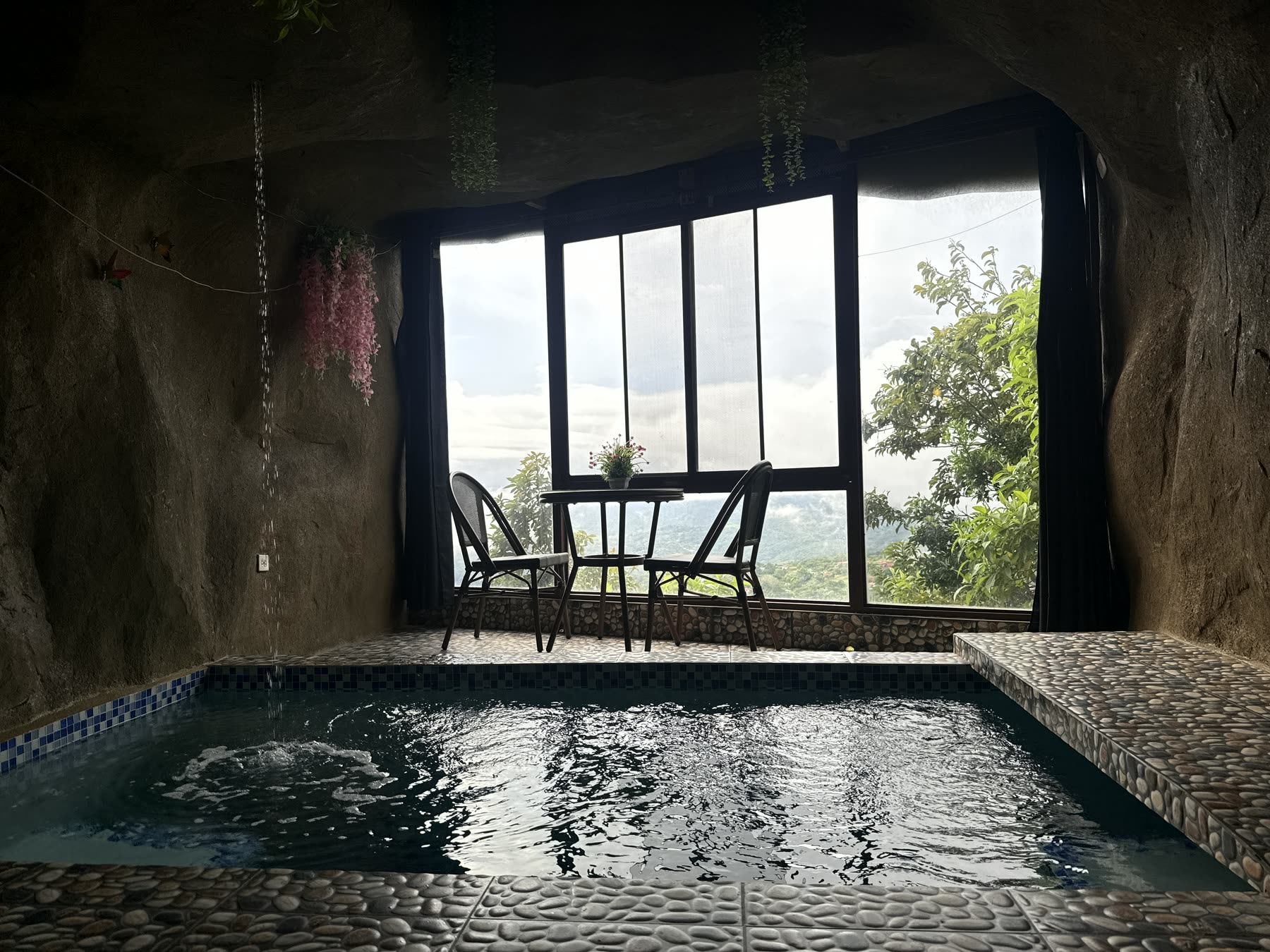Piscina en cueva frente al valle