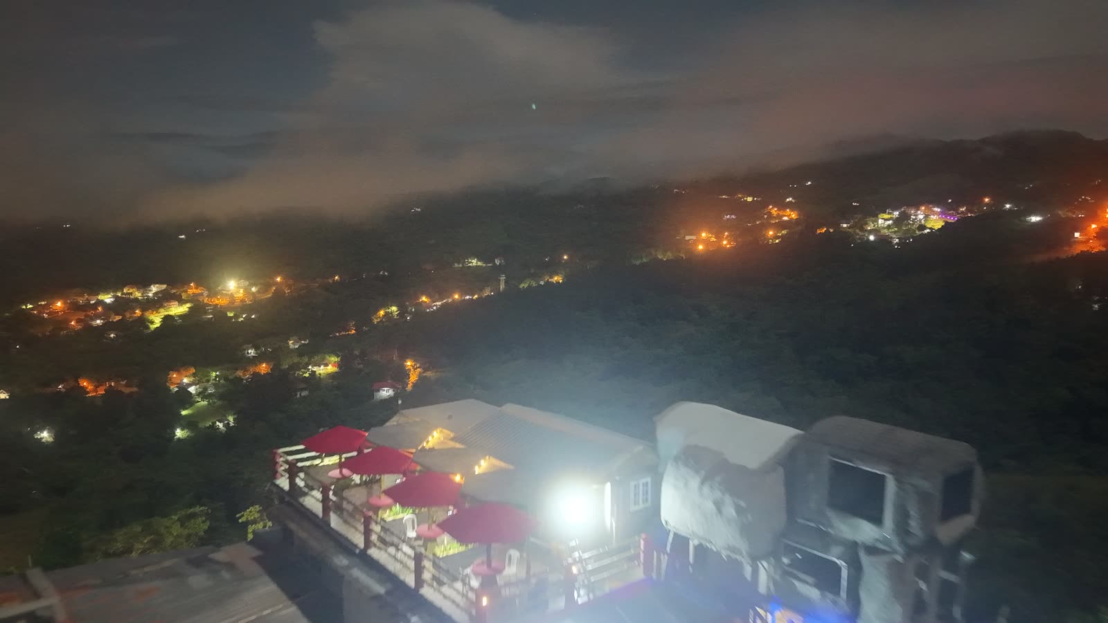 El hostal iluminado de noche sobre las luces del valle